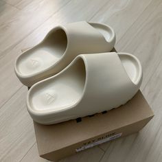 Men’s Size 4 Open To Offers Brand New White Yeezy Slides, Eazy Shoes, Grey Yeezy, Yeezy Slides, White Slides, Slides Outfit, White Slippers, Preppy Accessories, Slide Slippers