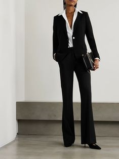 THEORY Crepe blazer | NET-A-PORTER Black Suit Woman Outfit, Black Pants Blazer Outfit, Black Suit For Women Business, Black Pant Suit Women, Monopoly Man, Estilo Kardashian, Women Lawyer, Women Suits, Crepe Blazer