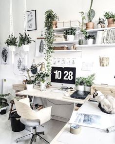 a home office with plants on the desk and an open shelf above it that says, mom auts sur les groupes d'entreprenceuses