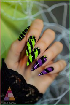 Nail art Green And Purple Nails Ideas, Green And Purple Nail Designs, Green Halloween Nail Designs, Purple And Green Nails Design, Beetlejuice Nails Acrylic, Beetlejuice Nail Designs, Beetlejuice Nail Art, Green And Purple Nails, Nails With Stripes