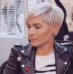 Crop Hair, Cool Blonde Hair, Medium Short Hair, Short Grey Hair, Funky Hairstyles, Short Bob Haircuts, Short Pixie Haircuts