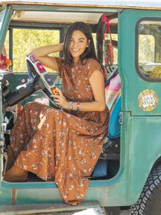 Berkley Maxi Dress - Brown Bouquets Beach Vacation Dress, Dresses With Sweaters, Boho Dress Winter, Cotton Boho Dress, Relaxed Fashion, Sara Dress, Stylish Maxi Dress, College Roommate, Dress Drape