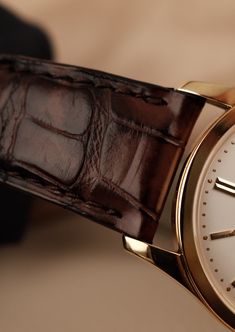 Presentamos el Patek Philippe Calatrava 5196J, una obra maestra atemporal que rezuma elegancia y sofisticación. Elaborado con meticulosa atención al detalle, este reloj de lujo es un verdadero testimonio del rico legado y la artesanía incomparable de Patek Philippe. La colección Calatrava, que lleva el nombre de la cruz de Calatrava, simboliza el compromiso de la marca con el diseño atemporal y la belleza duradera. Con su elegante caja de oro amarillo de 18 quilates y su fondo cerrado, este relo Patek Philippe Calatrava, Patek Philippe Watches, Watch Review, Dream Watches, Luxury Timepieces, Gold Case, Watch Model, Patek Philippe, Luxury Watch