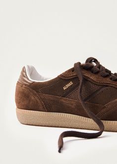 Brown sneakers with leather details Coming in fall’s favorite shade of brown, the Tb.490 sneaker is made from suede with leather details to match. Designed in a low-top silhouette sitting on rubber soles, it’s complete with plenty of classic features, including subtle perforation and logo stamps. Sneakers Chocolate, Brown Leather Sneakers, Finnish Fashion, Vegan Boots, Sustainable Leather, Weekender Tote Bag, Brown Sneakers, Boot Bag, Suede Sneakers