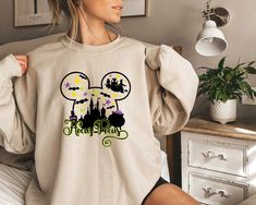 Hocus Pocus Disney, Hocus Pocus Sweatshirt, Halloween Travel, Mickey Halloween, Vintage Mickey, Halloween Sweatshirt, Disney Halloween, Disney Shirts, Hocus Pocus