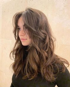 Naturally Wavy Hair Cuts, Gothic Chic, Brown Hair Inspo, Wavy Haircuts, Hairstyles For Layered Hair, Natural Wavy Hair, Haircuts For Wavy Hair, Long Hair With Bangs, Long Wavy Hair