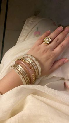 Rajputi Bangles Design, Churiyan Aesthetic, Indian Jewellery Aesthetic, Bangle Aesthetic, Desi Bangles, Bridal Bangles Wedding, Bangles Aesthetic, Henna Crown, Crown Tattoos For Women