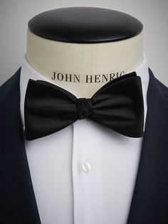 Men’s bow ties – Plain bow tie.
This self-tied plain bow tie should match the rest of your outfit in terms of its color and style, but it does not need to be the exact same color as the rest of the ensemble. An plain bow tie should not clash with the rest of the outfit. A bow tie is also a great choice for weddings and special occasions. Pre-tied Satin Bow For Black Tie Events, Classic Pre-tied Decorative Bow, Classic Black Tie Event Bow Tie, Black Bow Tie With Butterfly Knot For Business, Solid Black Tie Bow With Ties, Classic Bow With Butterfly Knot, Classic Pre-tied Satin Bow Tie, Pre-tied Decorative Bow Tie For Black Tie Events, Classic Pre-tied Butterfly Knot Bow Tie