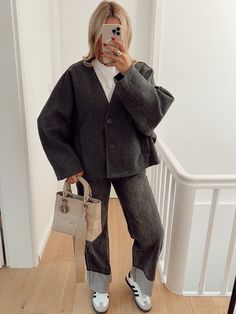 - Une veste intemporelle et basique pour styliser une tenue élégante ou sportswear - On adore la couleur grise de cette veste en matière feutrine très agréable à porter  - La veste dispose de manches sans emmanchures et d'une coupe oversized - Deux poches à l'avant et deux boutons pour la fermer - Veste non doublée   Produit fabriqué en Italie La veste existe en bleu marine, en gris et en écru Sportswear Outfits, Stockholm Fashion, Mode Inspo, Outfit Inspo Fall, Casual Fall Outfits, Mode Inspiration, Winter Fashion Outfits, Looks Vintage, Fall Winter Outfits