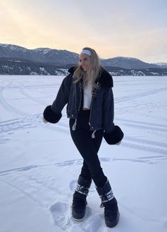 Moon Boots Snow, European Ski Outfit, Moonboot Outfit Ideas Black, Vancouver Outfits Winter, Blizzard Outfit, Black Moon Boots Outfit, Moon Boots Outfit Style, Cute Snow Outfits For Women