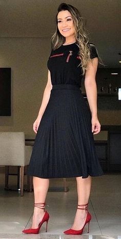 T-shirt preta, saia plissada, saia midi preta, sandália vermelha Formal Looks, Top Model, Skirt Fashion, Work Outfit, Casual Looks, Little Black Dress, Summer Outfits, High Heels, My Style