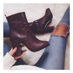 Porque el #marsala sigue siendo el color del 2015, y luce bien en cualquier pieza. #TendenciasBECO #Shoes Maroon Boots, Mode Shoes, Blazer Outfit