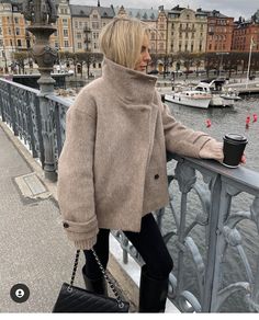 European Winter Fashion, Outfits For Cold Weather, Fashion Cold Weather, European Fashion Winter, Drawings Inspo, European Winter, Cold Fashion, Timeless Looks, European Girls