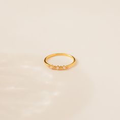 Agregue un toque de brillo vintage a su apariencia con este delicado anillo dorado de diamantes y perlas. Hermoso y delicado, este anillo apilable es perfecto para su fiesta de compromiso o el día de su boda. Úselo solo para una apariencia minimalista y sofisticada, o combínelo con algunas de sus bandas favoritas para una apariencia más llamativa.



 Material: Plata de Ley 925 sólida de alta calidad

 Acabado: Oro 18K

 Con piedras de perlas y diamantes de circonita cúbica de ~ 2,5 mm en una ba Pearl Diamond Ring, Pave Heart Necklace, Pearl And Diamond Ring, Heart Locket Necklace, 18k Gold Ring, Pearl Diamond, Heart Locket, Delicate Rings, Cz Diamond