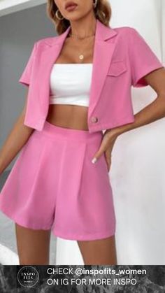 This refined cute outfit is perfect to get the attention on yourself. The matching shirt and shorts are great and with some gold or white accessories it will be even more cool. Visit our instagram @inspofits_women for daily new inspirig posts! Short Sleeve Blazer Outfit, Pink Shorts Outfits, Pink Summer Outfits, Blazer E Short, Look Rose, Women Blazers, Women Suits, Short Women Fashion, Crop Blazer