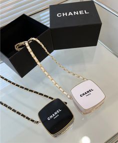 Cute small Chanel crossbody handbag with box Super Soldier Serum, Chanel Crossbody, Small Crossbody, Handbag Accessories, Wallet Case, Cross Body Handbags, Things I Want, Luxury Bags, Clutch Bag