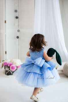 Make your little one feel like the belle of the ball with this stunning Tutu Birthday Baby Dress! This sparkling flower girl dress is the perfect choice for any special occasion or event, from weddings and pageants to proms and birthdays. Crafted from the finest quality tulle, this toddler special occasion gown features a full, fluffy skirt that's sure to make your little one feel like a princess. The beautiful color is complemented by sparkling embellishments, adding a touch of glamour and eleg Baby Dress Wedding, Cake Smash Photoshoot, Smash Photoshoot, Baby Birthday Dress, Tutu Birthday, Special Occasion Gowns, Fluffy Skirt, Draping Fashion, Smash Cake Photoshoot