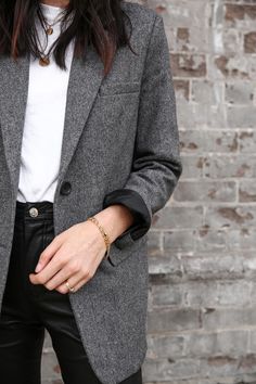 Gray Wool Blazer Outfit Women, Wool Blazer Outfit Women, Grey Blazer Women, Grey Blazer Outfit, Minimal Stil, Minimalist Moda, University Outfit, Blazer Outfits For Women, Formal Fashion