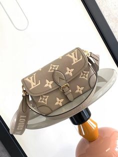 . Tas Louis Vuitton, Tas Lv, Inspired Handbags, Model Design, Nicolas Ghesquiere, Handbag Wallet, Wallet Accessories, Gucci Handbags, Louis Vuitton Bags