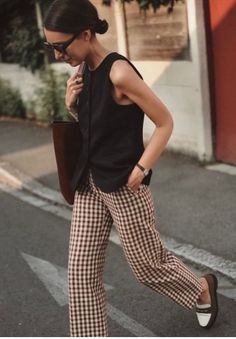 Stripped Pants Outfit, Printed Trousers Outfit, Casual Trousers Outfit, Plaid Trousers Outfit, Checkered Pants Outfit, Plaid Pants Outfit, Boss Lady Outfit, Printed Pants Outfits, Summer Pants Outfits