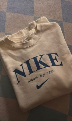 Reselling Business, Vintage Nike Sweatshirt, Cute Nike Outfits, Guys Clothing Styles, Nike Vintage, Cool Outfits For Men, Sweatshirt Outfit, Nike Sweatshirts, Cute Sweatshirts