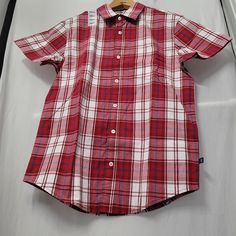 Gap Plaid Short Sleeve Men's Button Down Poplin Cotton Shirt Red Available Deferent Sizes S, M, L, Xl & Xxl. Please Review Carefully Pictures For Exact Condition And Measures To Fit. Color: True Color May Vary From Screen To Screen And Light To Light. This Item Is New & Unused. Retail Box Has Some Wear From Prior Storage And Handling But The Item Has Not Been Affected. All Pictures Are Part Of The Item’s Description. Please Zoom In Or Enlarge Photos To Get A Closer Look. Fiber Content: 97% Cotto Preppy Tops, Green Shirt Dress, Slim Fit Dress Shirts, Plaid Dress Shirt, Men's Button Down Shirt, Fitted Dress Shirts, Retail Box, Slim Fit Dresses, Mens Plaid