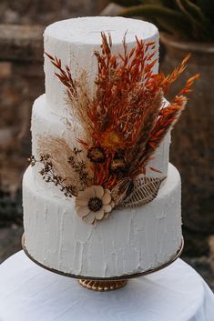 wedding cake blanc et fleurs séchées rouges et orange Wedding Cake Orange, Orange Wedding Cake, Wedding Cake Setting, Burgundy Wedding Cake, Ivory Wedding Cake, 3 Tier Wedding Cakes, Burnt Orange Weddings, Maroon Wedding