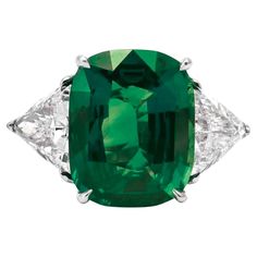 Substantial 6.11ct size natural emerald - High quality! - GIA certified - Fantastic vivid green color! - Eye clean - Very well cut cushion. Lively brilliance! Diamond Platinum Ring, Green Emerald Ring, Platinum Diamond Rings, Emerald Diamond Ring, Family Jewellery, Jewels Rings, Cushion Diamond, Modern Ring, Colored Gems