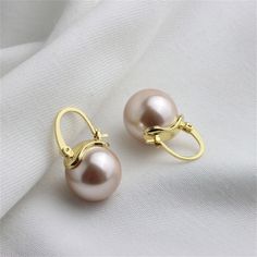 Hit refresh on your go-to accessories with these light-catching huggie earrings that offer elegant energy through shining pearls. 0.63" W x 0.94" L 18k gold-plated copper / pearL Jewellery Minimalist, Copper Pearl, Big Pearl, Pearl Jewellery, Vintage Pearl, Pearl Hoop Earrings, Huggie Earrings, Vintage Pearls, Pearl Color