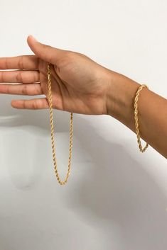 Mix de pulseira e colar fio baiano banhado a ouro18k, simplesmente perfeeeito! 💘 Jewelry Target, Jewellery Essentials, Julie Rogers, Jewelry Hacks, Mix Jewelry, Gold Bracelet Simple, Modern Gold Jewelry, Art Jewelry Design, Gold Money