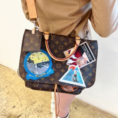 Louis Vuitton Cindy Sherman limited edition handbag LL5633 Product Details Size: W40× H25× D15CM, handle28, strap 66cm-124cm W16'', H10'', D 6'', handle 11'', strap26.25''-49'' Color：Monogram Accessory: Dust bag, Entrupy certificate Condition: Very good Sub-category: Handbag,shoulderbag, crossbody bag. Please Note: All products in our store are second-hand and vintage. ITEM LOCATION IS CANADA. Duties are set by the destination country/province's customs authorities. We are not responsible for pa Designer Handheld Satchel For Travel, Designer Satchel With Double Handle And Luggage Sleeve, Celine Belt Bag, Cindy Sherman, Vintage Nature, Celine Bag, Mini Handbags, Hermes Bags, Vuitton Bag