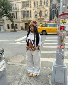 Lauryn Hill Outfit Ideas, New York Style Summer Outfits, Lauryn Hill Braids, Cute Girly Tomboy Outfits, Streetwear Girls Outfit, Lauren Hill Aesthetic Outfit, Snapback Outfit Black Women, Black Girls Streetwear Outfits, Brooklyn Aesthetic Outfit