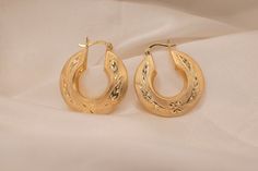 A luminous pair of vintage 14 karat yellow gold hoop earrings. Their 23mm diameter showcases a dazzling diamond-cut floral motif that adds detail and a touch of timeless charm. The combination of satin and high-polish finishes creates a harmonious contrast, ensuring these earrings catch the light in all the right ways. Measuring 4.3mm in thickness, these hoops boast a unique knife-edge design, setting them apart from the ordinary. The pair is in excellent pre-loved condition! Vintage Pre-Loved Condition: Excellent Metal: 14k yellow gold (stamped "585") Dimensions: 23mm diameter, 4.3mm thick. Closure Type: Latch back Weight: 3.2 grams All vintage, estate, and antique items are sold as is, in pre-loved condition, and have been thoroughly cleaned and tested for authenticity using professional Unique Knives, Gold Hoop, Gold Hoop Earrings, Jewelry Lover, Jewelry Earrings Hoops, Diamond Bands, Beautiful Bracelet, The Ordinary, Gold Diamond