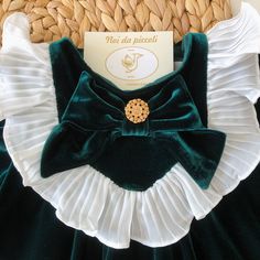 abitino in velluto, con voila bianchi decorano la parte alta insieme ai polsini in chiffon, un bel bellissimo bottone gioiello da al vestito ancora più luce , il tutto insieme lo rendono super di classe e sofisticato Siamo sempre alla ricerca dei capi migliori per rendere ogni momento importante. Per qualsiasi info non esitare a contattarci servizio clienti 334-71-60-824