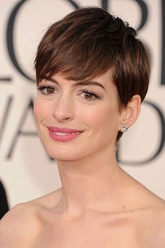 26 of the Best Short Haircuts in History Anne Hathaway Short Hair, New Short Haircuts, Cool Short Hairstyles, Best Short Haircuts, Princesa Diana, Short Hair Styles Pixie, Medium Hair Cuts, Anne Hathaway, Pixie Hairstyles