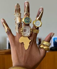 Maximalist Gold Jewelry, Earthy Black Woman Jewellery, 90s Gold Jewelry Aesthetic Black Women, Jewlrey Aesthic Black Women, Maximalist Jewelry Black Women, Afro Jewelry, Yeezy Fashion, Jewelry Photography Styling