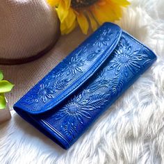 "Timeless women wallets first used in the 60's and 70's as an evolution for women accessories. Labor time: 8 hours All handcrafted one at a time by master leather artisans - 11 credit card slots - One zipper coin pocket - One ID window - Two bill compartments - Metal magnetic clasp - 8\" L x 3.5\" W (18 x 9 cm) - Zipper coin compartment Because items are handmade, each leather wallet will respond to coloring slightly different. Available colors: https://www.salylimonusa.shop IMPORTANT: If your h Boho Wallet, Fun Wallets, Sustainable Leather, Leather Artisan, Wallet Gifts, Leather Wallets, Womens Purses, Mothers Day Cards, Magnetic Clasp