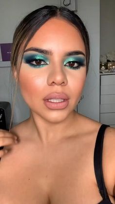 Dark Teal Eyeshadow Looks, Aqua Eyeshadow Looks, Make Up Inspiration Natural, Turquoise Makeup Looks, Teal Makeup Looks, Picnic Makeup, Aquamarine Makeup, Pro Makeup Kit, Turquoise Eye Makeup