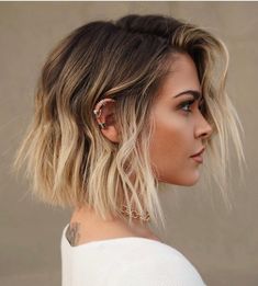 Brown Bob with Light Blonde Ombre Choppy Bob Hairstyles, Ombré Hair, Shoulder Length Hair Cuts, Brown Blonde Hair, Short Hairstyle, Haircuts For Fine Hair, Trending Haircuts, Short Haircut, Short Hair Styles Easy