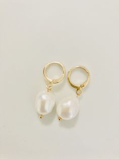 ☆[Premium Materials]☆ Each earring hook is made of Rhodium or Surgical stainless or Titanium which is nickel-free and hypoallergenic. No more irritation! 3cm x 2cm Your order has shipped via regular mail (Canada Post). Please allow 2-3 weeks(US 3-4 weeks) for your package to arrive. Minimalist Teardrop Huggie Earrings For Wedding, Minimalist Pear-shaped Pearl Charm Earrings, Minimalist Pear-shaped Earrings With Pearl Charm, Minimalist Hoop Earrings With Pearl Drop For Wedding, Minimalist Round Pearl Drop Earrings, Minimalist White Hoop Earrings With Pearl Charm, Classic Pearl Huggie Earrings For Wedding, White Pearl Huggie Earrings With Ear Wire, Minimalist Huggie Pearl Earrings