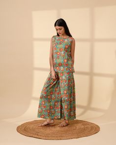 "SKIRT LIKE PANTS With Pockets | Printed Relaxed Pants | Above Ankle Pants | Wide Leg Pants | Loose Linen Trousers | Casual Linen Pants >KNOW YOUR PANTS< - Length of the pants - 36\" (91.5 cm) - If you want to customize the length, please mention in 'Note to seller' section while ordering these     pants. - relaxed fit - available in printed 100% Cotton and Linen blend fabrics  - the model is 172 cm high (regular XS - S) and is wearing size S.  - print in the picture - P6 - (Please choose colors from drop down menu). >FIT< - The pants are of relaxed fit >COLOR< - The pants available in 36 printed cotton fabrics and 40 Linen Cotton Blend Fabrics  - We found out the fabric to be rather hard to photograph to have an exact color for exposure - fabric wrinkles often catches unexpected light and Fabric Wrinkles, Casual Linen Pants, Relaxed Pants, Blouse Summer, Women Floral Blouse, Trousers Casual, Sleeveless Tops Summer, Pants Loose, Blouse Sleeveless