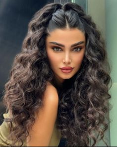 Curly Hair Night Out, Hair For Date Night, Srushti Porey, Long Curly Hairstyles For Wedding, Hair Styles For Party Night, Makeup For Night Out, Extra Hairstyles, Vogue Hair, Classy Hair