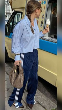 Sports Elegant Outfit, Sport Elegant Outfit, Pans Adidas, Track Shorts Outfit, Blue Adidas Pants, Sporty Chic Outfits