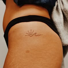 Tattoo Sonne, Beachy Tattoos, Om Tattoo, Cute Tattoos For Women, Classy Tattoos, Discreet Tattoos, Waves Tattoo, Sun Tattoo