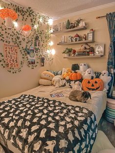 a bedroom decorated for halloween with pumpkins and ghost decorations