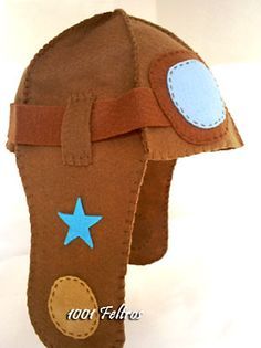 an image of a brown hat with blue stars on the front and back, in spanish