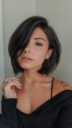 Short Hair 2020 Trends Women, Sleek Haircut Medium, Short Keratin Hair, Dark Short Hair Women, Dark Choppy Bob, Short Haircuts For Women Brunette, Women's Bob Haircut, Choppy Bob Hairstyles Round Faces, Chic Short Hairstyles