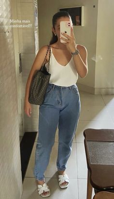 Casual Outfits With Slacks Women, Chic Easy Outfits, Chic Basic Outfits, Look Casual Verano, Basic Jeans Outfit, Look Mom Jeans, Contrast Outfit, Outfits Con Jeans