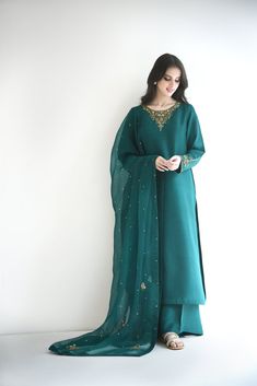 Serra | Aghanoor Bridal Frock Ideas, Green Long Dress, Partywear Suits, Simple Dress Casual, Shadi Dresses, Maxi Design, Desi Fashion Casual, Pakistani Fancy Dresses, Beautiful Pakistani Dresses