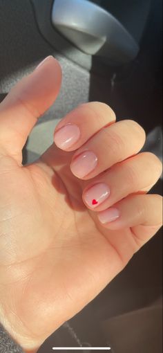 Nude et petit cœur Semi Short Nails, Permanent Nails Design, Semi Nails Ideas, Semi Permanent Nails Ideas, Mail Inspo Simple, Mail Polish Ideas, Nail Art Unghie Corte, Real Short Nails, Semipermanent Nails